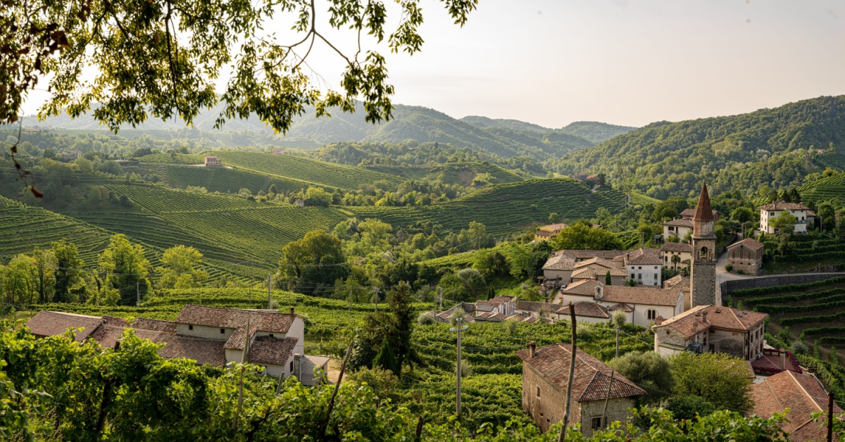 Tra canali e terrazze, il borgo del prosecco è un gioiello frizzante tra le colline del Veneto: ecco cosa devi sapere
