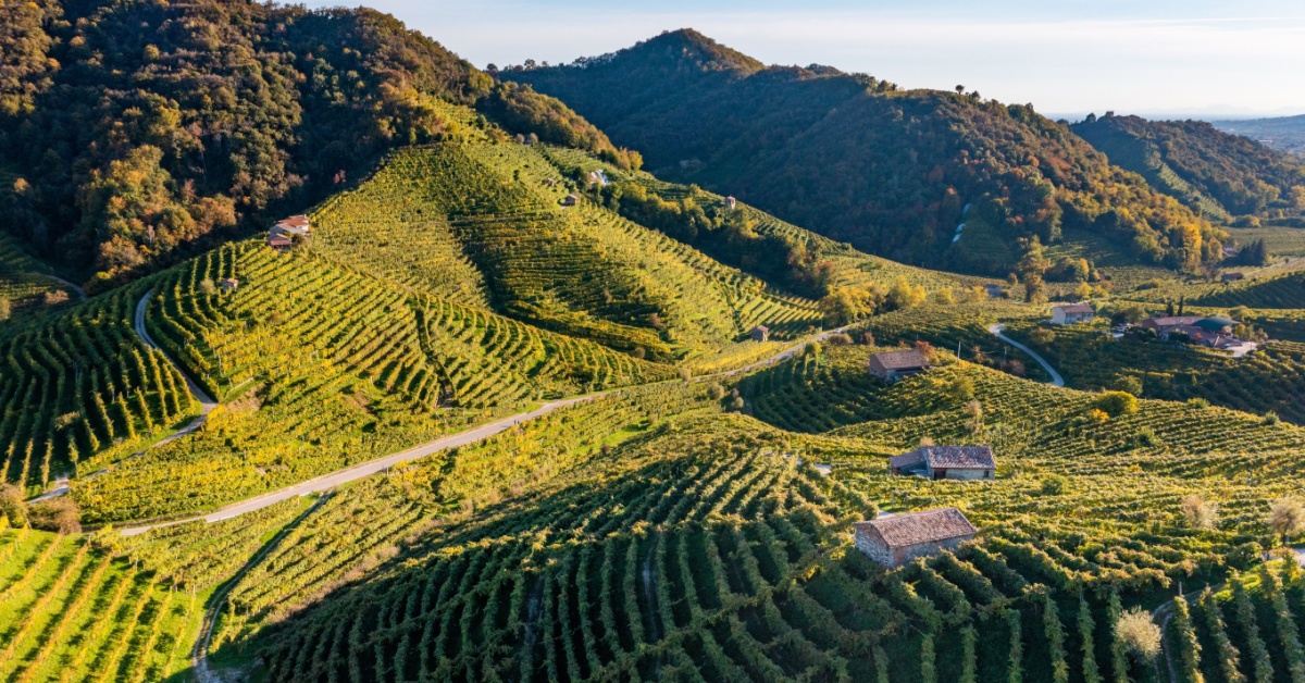 Tra canali e terrazze, il borgo del prosecco è un gioiello frizzante tra le colline del Veneto: ecco cosa devi sapere