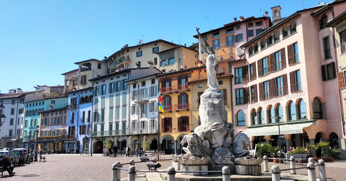 Nel piccolo borgo-gioiello del Lago d'Iseo i migliori vini d'Italia si specchiano sulle acque del lago: Borgo DiVino in Tour fa tappa a Lovere