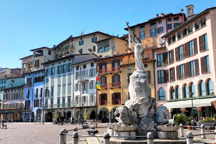 Nel piccolo borgo-gioiello del Lago d'Iseo i migliori vini d'Italia si specchiano sulle acque del lago: Borgo DiVino in Tour fa tappa a Lovere