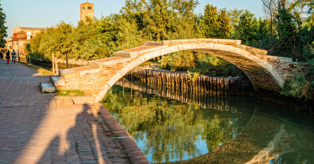  Nella laguna non c'è solo Venezia! Su questa isola deliziosa immersa nelle campagne e nel silenzio potrai vedere il trono del Flagello di Dio | PaesiOnLine