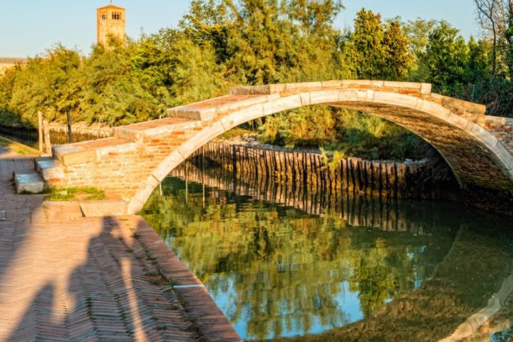 Nella laguna non c'è solo Venezia! Su questa isola deliziosa immersa nelle campagne e nel silenzio potrai vedere il trono del Flagello di Dio | PaesiOnLine