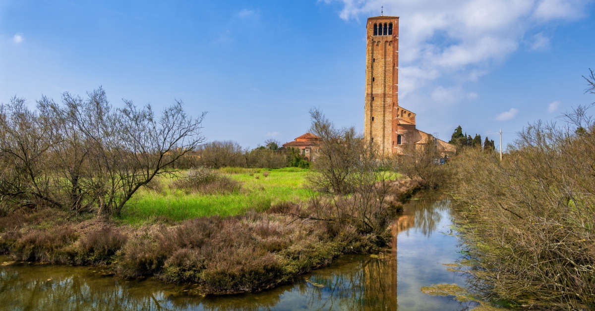  Nella laguna non c'è solo Venezia! Su questa isola deliziosa immersa nelle campagne e nel silenzio potrai vedere il trono del Flagello di Dio | PaesiOnLine