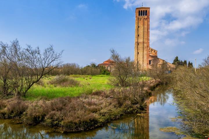 Nella laguna non c'è solo Venezia! Su questa isola deliziosa immersa nelle campagne e nel silenzio potrai vedere il trono del Flagello di Dio | PaesiOnLine