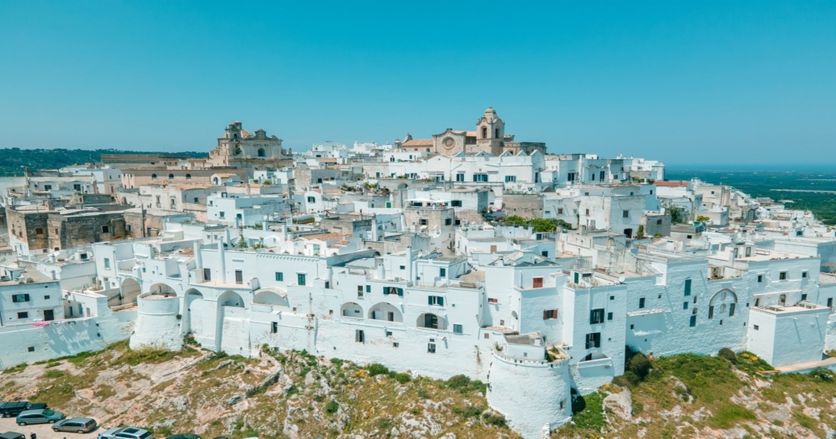 I bianchi gioielli nelle campagne pugliesi: sono questi i 3 borghi più belli e famosi della Valle d'Itria 