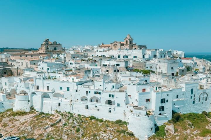 I bianchi gioielli nelle campagne pugliesi: sono questi i 3 borghi più belli e famosi della Valle d'Itria