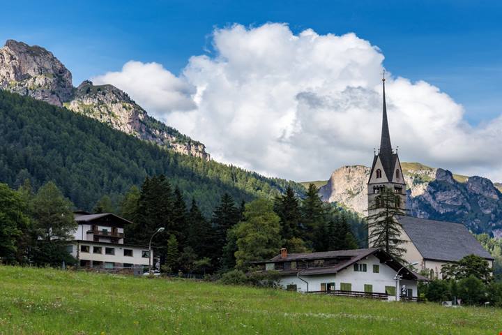 Le Dolomiti in estate sono uno spettacolo unico: ecco 3 località di montagna che non puoi perderti con il sole di Agosto