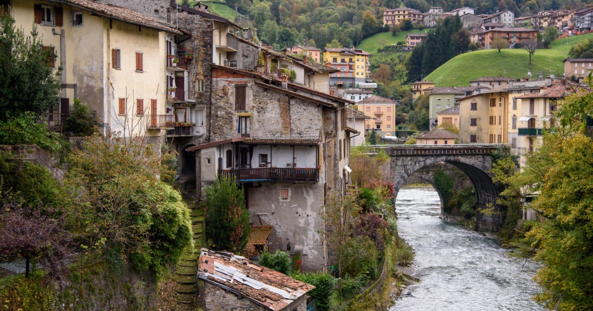 Nell'alta Lombardia, a due passi da Bergamo, c'è il sereno borgo dei due fiumi: un'oasi di pace in un paesaggio unico | PaesiOnLine