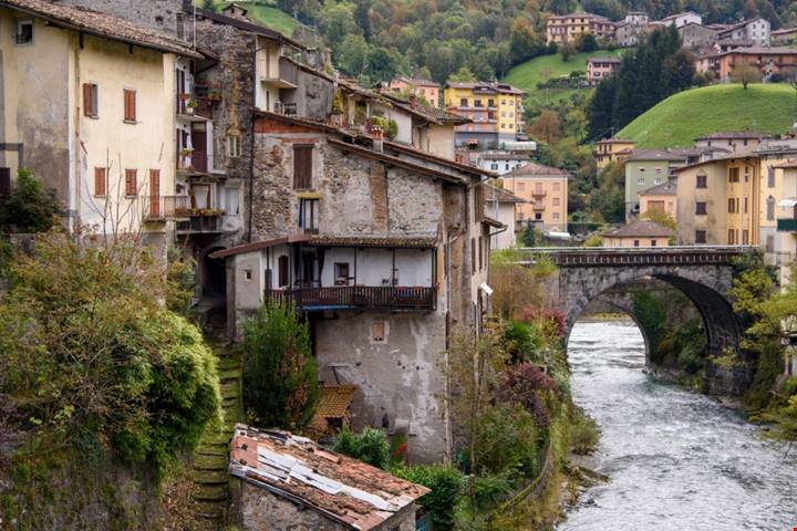 Nell'alta Lombardia, a due passi da Bergamo, c'è il sereno borgo dei due fiumi: un'oasi di pace in un paesaggio unico | PaesiOnLine
