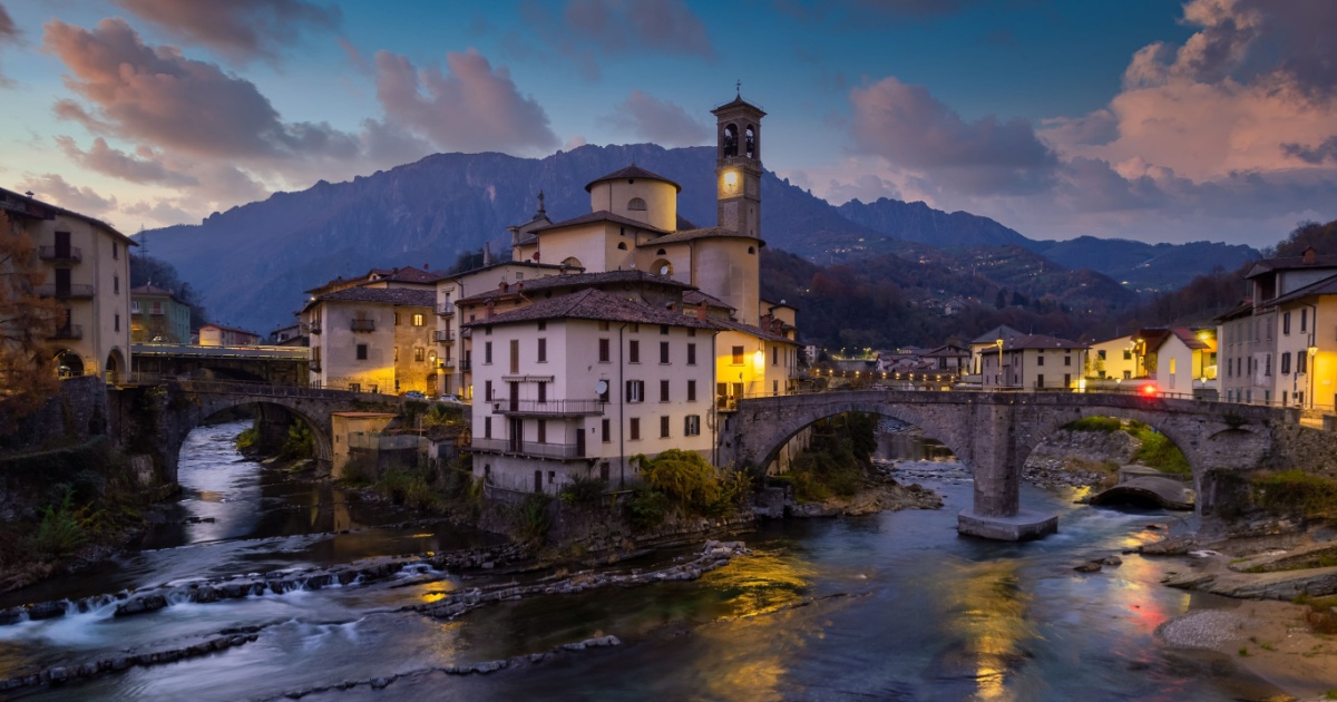 Nell'alta Lombardia, a due passi da Bergamo, c'è il sereno borgo dei due fiumi: un'oasi di pace in un paesaggio unico | PaesiOnLine