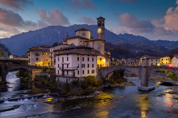 Nell'alta Lombardia, a due passi da Bergamo, c'è il sereno borgo dei due fiumi: un'oasi di pace in un paesaggio unico | PaesiOnLine