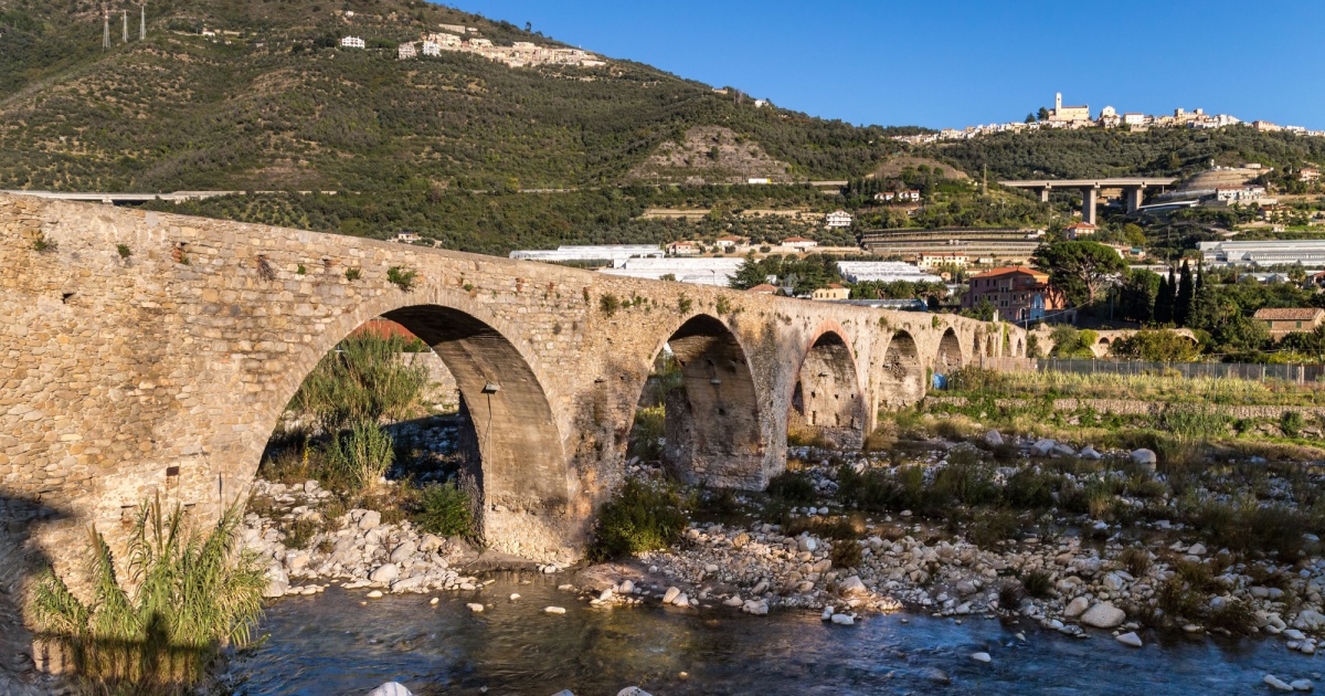 Tra le colline della Liguria c'è un borgo che ha due anime diverse ma un fascino davvero unico: è famoso in tutta Italia per le olive | PaesiOnLine