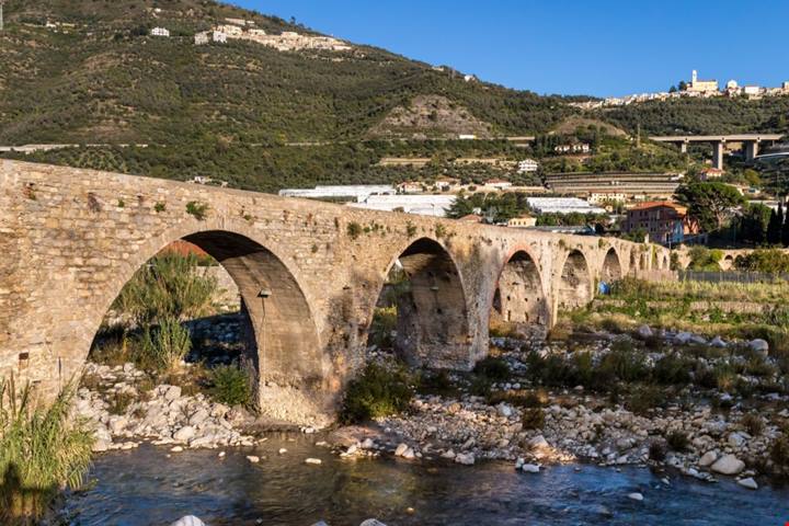 Tra le colline della Liguria c'è un borgo che ha due anime diverse ma un fascino davvero unico: è famoso in tutta Italia per le olive | PaesiOnLine