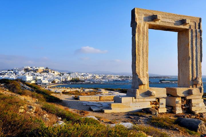 L'oasi bianca dell'Egeo: ecco tutto quello che c'è da sapere per visitare al meglio una delle isole più autentiche di tutta la Grecia