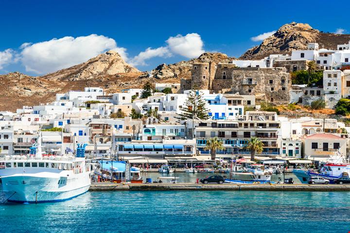 L'oasi bianca dell'Egeo: ecco tutto quello che c'è da sapere per visitare al meglio una delle isole più autentiche di tutta la Grecia