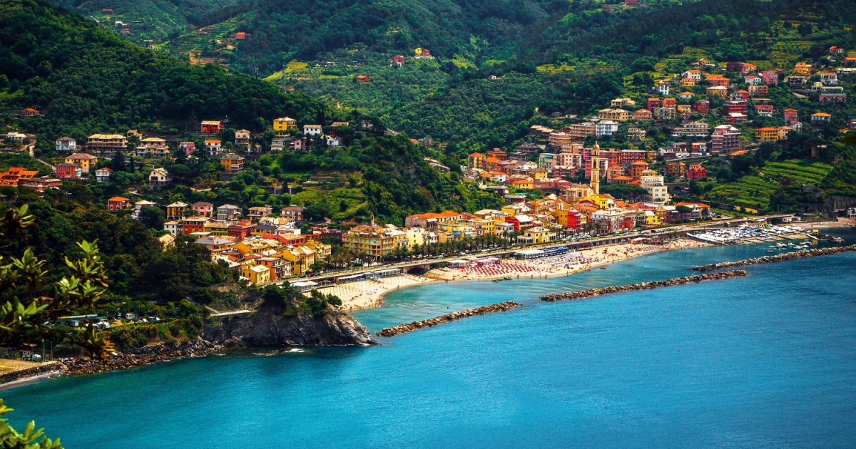 In Liguria c'è il magico borgo diviso in due! Si affaccia sul Golfo di Tigullio ed al suo interno potrai trovare 2 di tutto | PaesiOnLine