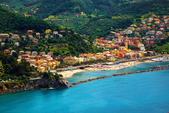 In Liguria c'è il magico borgo diviso in due! Si affaccia sul Golfo di Tigullio ed al suo interno potrai trovare 2 di tutto | PaesiOnLine