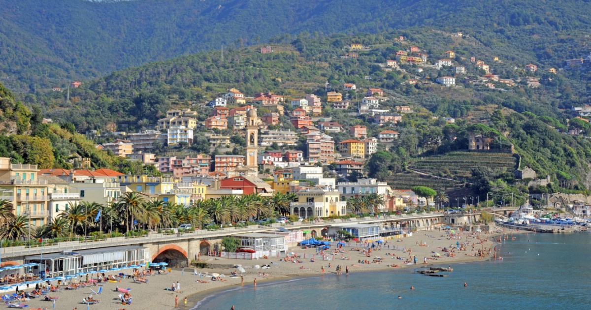 In Liguria c'è il magico borgo diviso in due! Si affaccia sul Golfo di Tigullio ed al suo interno potrai trovare 2 di tutto | PaesiOnLine