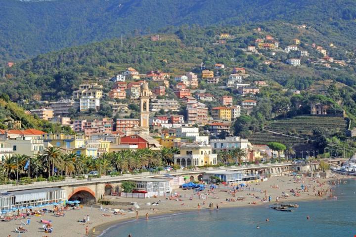 In Liguria c'è il magico borgo diviso in due! Si affaccia sul Golfo di Tigullio ed al suo interno potrai trovare 2 di tutto | PaesiOnLine
