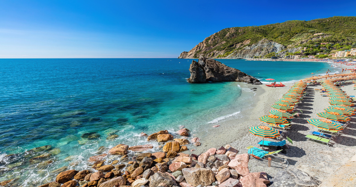 In Liguria, non troppo lontano dalla Costa Azzurra, si trova una delle spiagge considerate tra le più belle di tutta Italia