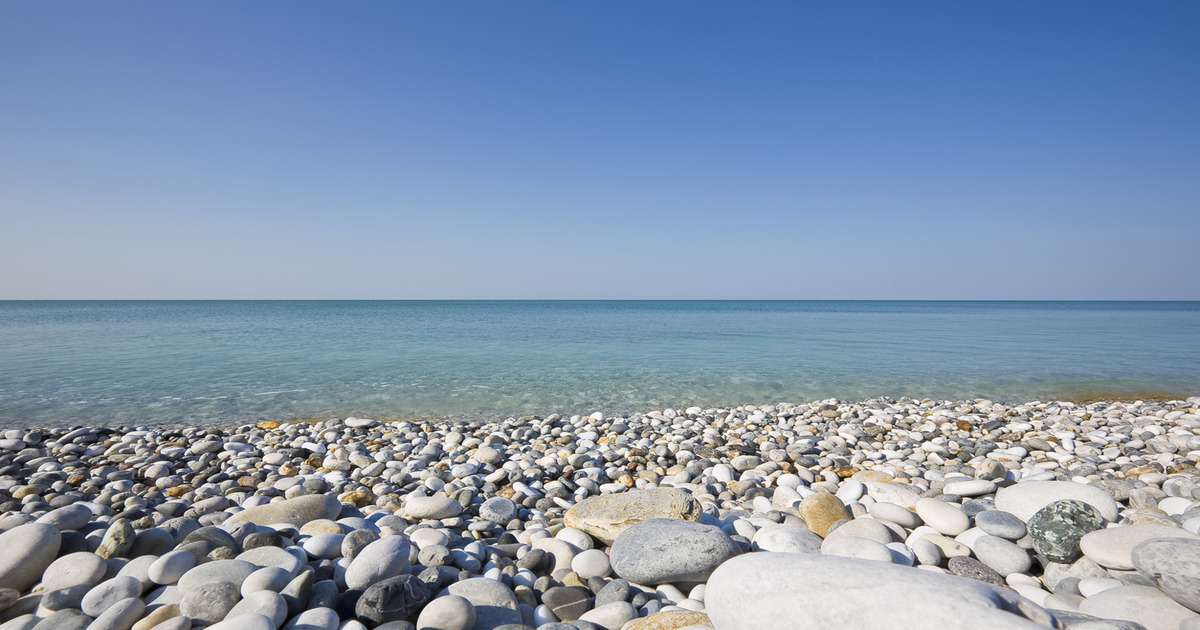 In Liguria, non troppo lontano dalla Costa Azzurra, si trova una delle spiagge considerate tra le più belle di tutta Italia