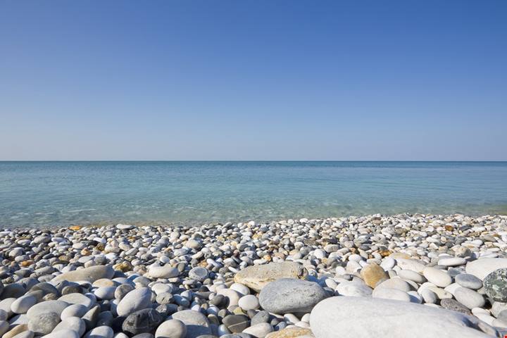 In Liguria, non troppo lontano dalla Costa Azzurra, si trova una delle spiagge considerate tra le più belle di tutta Italia