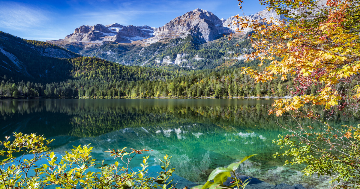 Nascosto in Val di Non c'è l'affascinante lago alpino che amava tingersi di rosso: la leggenda vuole che sia colpa di una storia d'amore