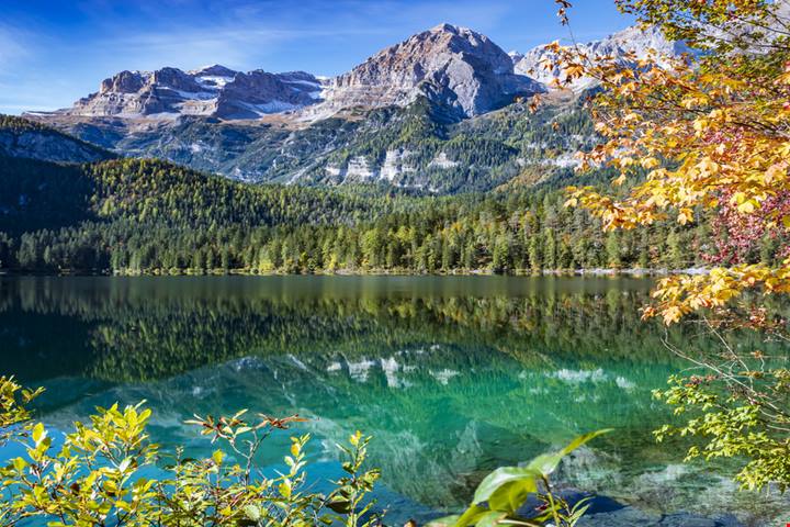 Nascosto in Val di Non c'è l'affascinante lago alpino che amava tingersi di rosso: la leggenda vuole che sia colpa di una storia d'amore