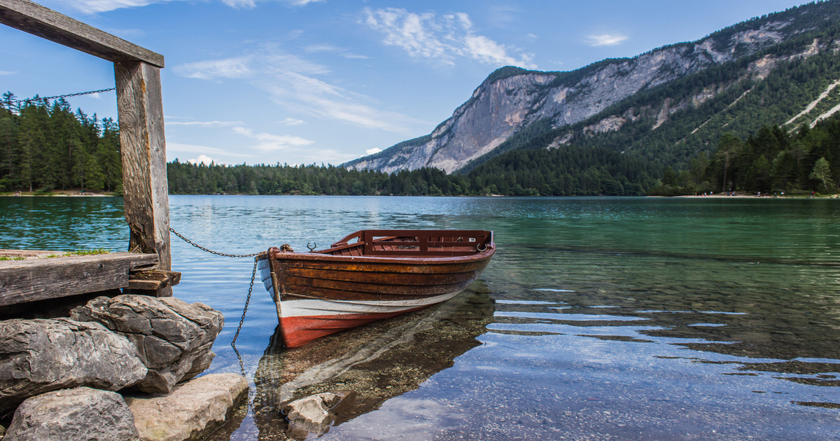 Nascosto in Val di Non c'è l'affascinante lago alpino che amava tingersi di rosso: la leggenda vuole che sia colpa di una storia d'amore