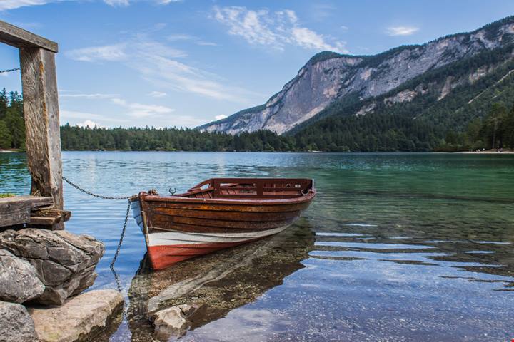 Nascosto in Val di Non c'è l'affascinante lago alpino che amava tingersi di rosso: la leggenda vuole che sia colpa di una storia d'amore