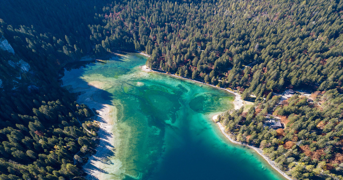 Nascosto in Val di Non c'è l'affascinante lago alpino che amava tingersi di rosso: la leggenda vuole che sia colpa di una storia d'amore