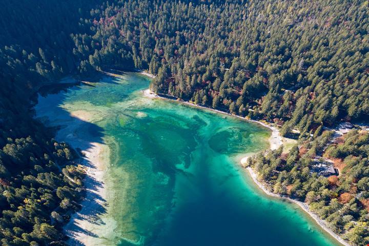 Nascosto in Val di Non c'è l'affascinante lago alpino che amava tingersi di rosso: la leggenda vuole che sia colpa di una storia d'amore