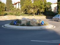 fontana di acque termali nella rotonda del paese