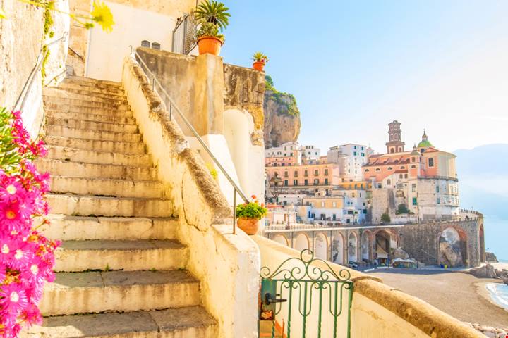 Piccolo ed arroccato sulla montagna, ma questo magico borgo medievale vanta uno die panorami più belli della Costiera Amalfitana | PaesiOnLine