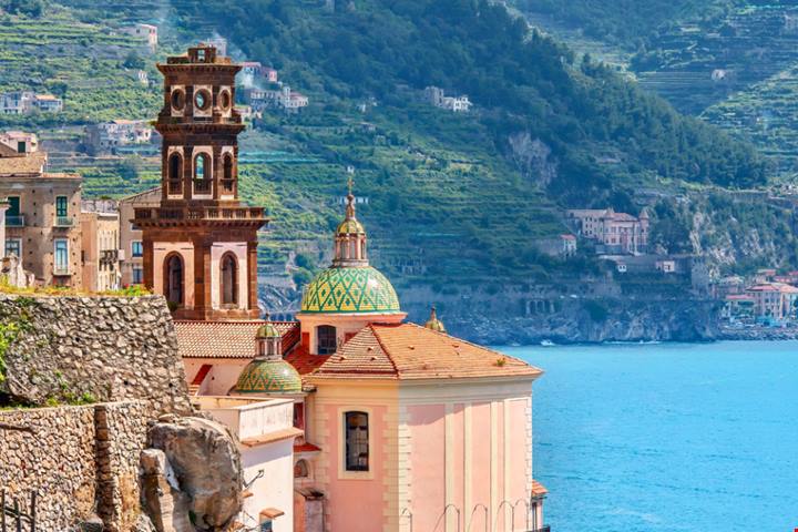 Piccolo ed arroccato sulla montagna, ma questo magico borgo medievale vanta uno die panorami più belli della Costiera Amalfitana | PaesiOnLine
