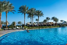 Dal blu del mare al blu delle piscine del Sunrise Montemare Resort