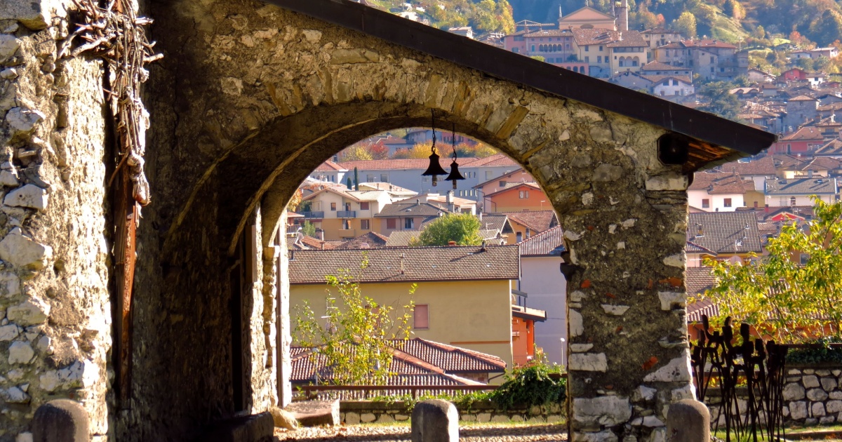 In Lombardia, precisamente tra le pieghe della Val Camonica, c'è un delizioso borgo dal fascino montano che conserva un'architettura caratteristica | PaesiOnLine
