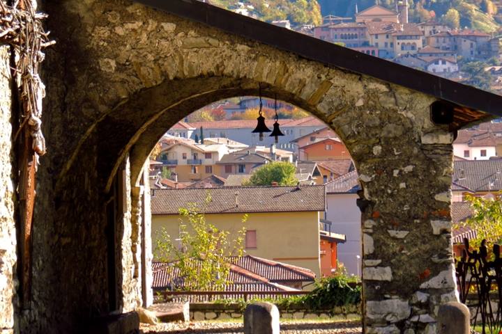 In Lombardia, precisamente tra le pieghe della Val Camonica, c'è un delizioso borgo dal fascino montano che conserva un'architettura caratteristica | PaesiOnLine