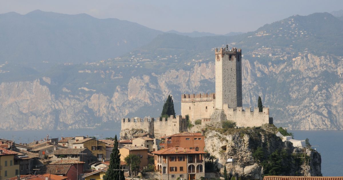 Ai piedi del Monte Baldo c'è uno dei borghi più belli del Lago di Garda: il suo castello è famoso in tutta Italia | PaesiOnLine