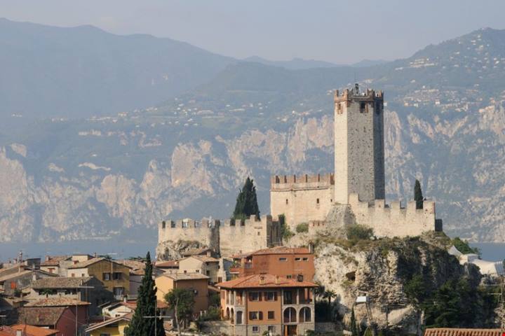 Ai piedi del Monte Baldo c'è uno dei borghi più belli del Lago di Garda: il suo castello è famoso in tutta Italia | PaesiOnLine