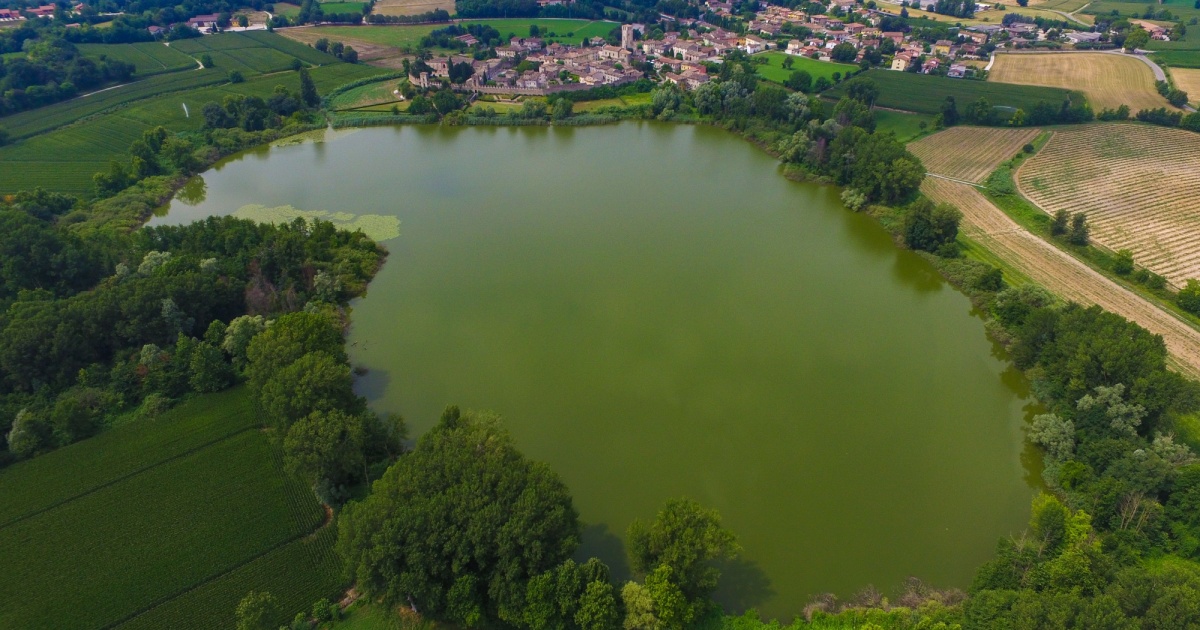 Affacciata su di un lago a forma di cuore in Lombardia c'è un'antica cittadina dal fascino fiabesco | PaesiOnLine