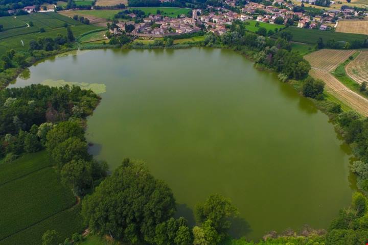 Affacciata su di un lago a forma di cuore in Lombardia c'è un'antica cittadina dal fascino fiabesco | PaesiOnLine