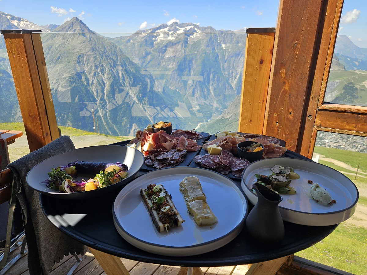 A due passi dall'Italia, il paradiso alpino delle MTB Downhill con 100 Km di piste, sono Les 2 Alpes: vette chic tra piatti stellati e attività infinite