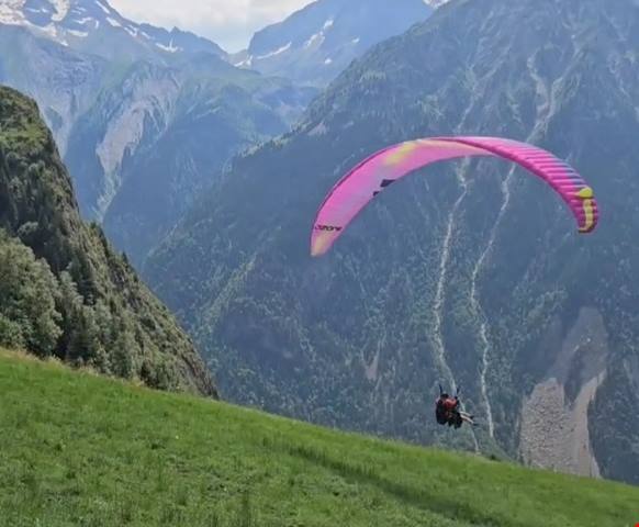 A due passi dall'Italia, il paradiso alpino delle MTB Downhill con 100 Km di piste, sono Les 2 Alpes: vette chic tra piatti stellati e attività infinite