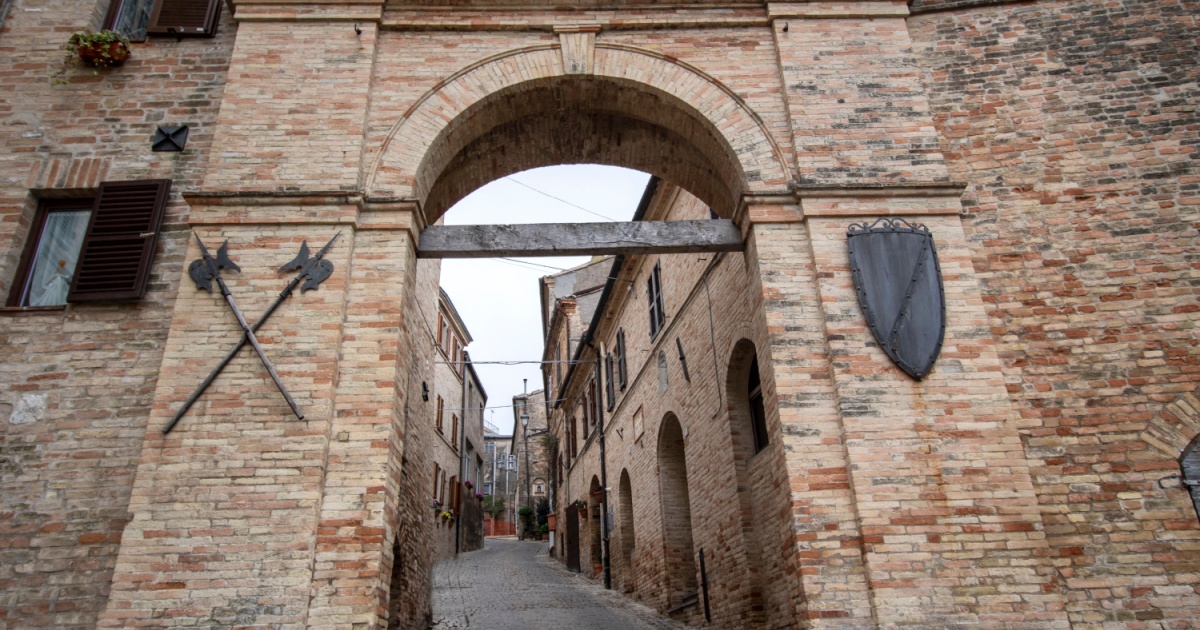 Una perla sottovalutata in provincia di Macerata: questo millenario borgo medievale è tra i preferiti dei turisti americani | PaesiOnLine