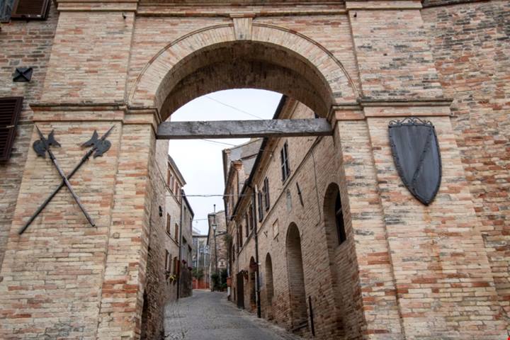 Una perla sottovalutata in provincia di Macerata: questo millenario borgo medievale è tra i preferiti dei turisti americani | PaesiOnLine