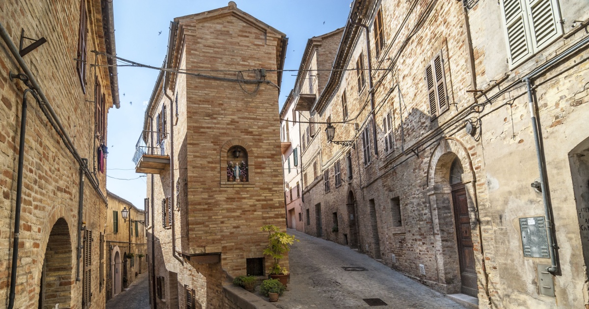 Una perla sottovalutata in provincia di Macerata: questo millenario borgo medievale è tra i preferiti dei turisti americani | PaesiOnLine