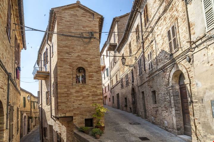 Una perla sottovalutata in provincia di Macerata: questo millenario borgo medievale è tra i preferiti dei turisti americani | PaesiOnLine