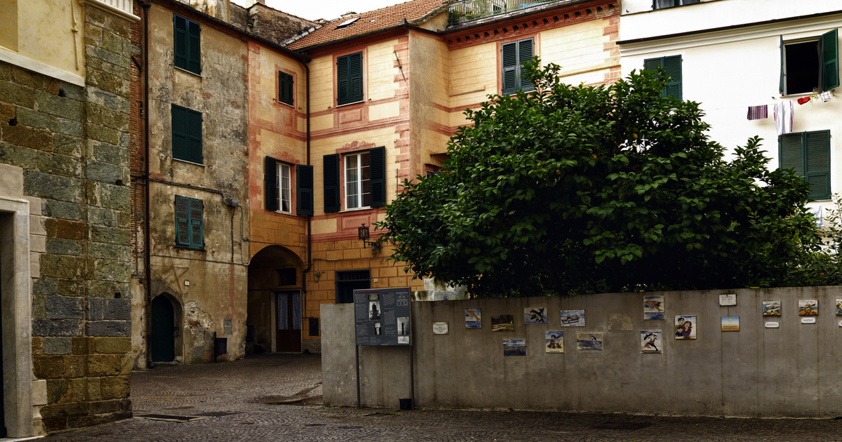 Affacciato sull'acqua cristallina della Liguria c'è l'antico borgo delle meridiane: il suo fascino è unico al mondo 
