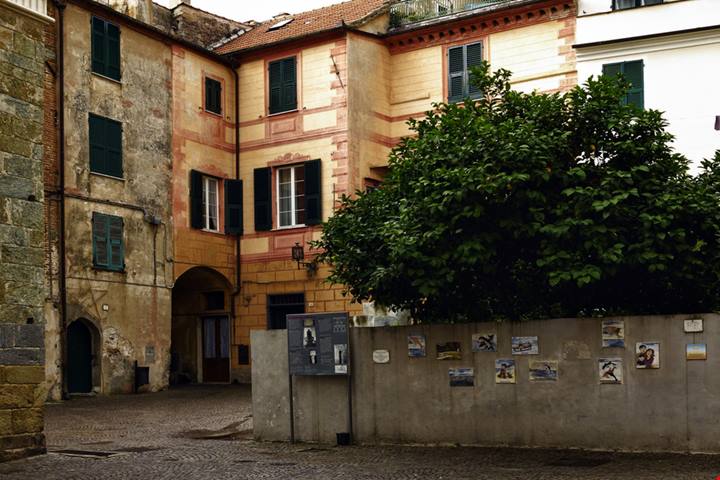 Affacciato sull'acqua cristallina della Liguria c'è l'antico borgo delle meridiane: il suo fascino è unico al mondo